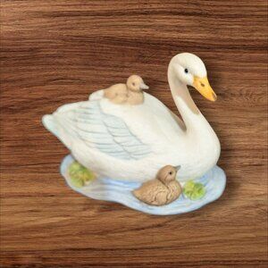 Vintage Homco Porcelain Swan Figurine With Ducklings Taiwan Collectible 1987